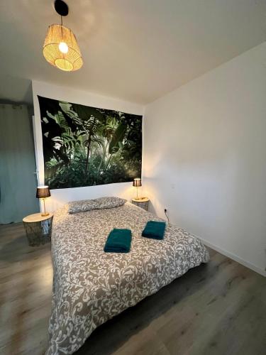ein Schlafzimmer mit einem Bett mit zwei grünen Kissen darauf in der Unterkunft Appartement Livingstone -2 pers. in Charleville-Mézières