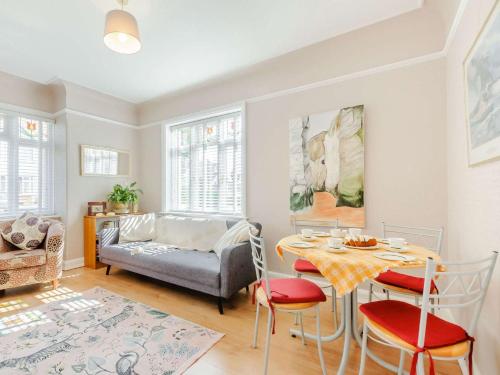 uma sala de estar com uma mesa e um sofá em 1 Bed in Broadstairs 89359 em Broadstairs
