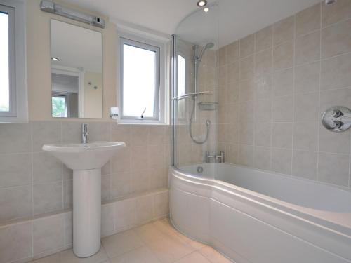 W łazience znajduje się umywalka, prysznic i wanna. w obiekcie 2 Bed in Clovelly FORDM w mieście Woolfardisworthy