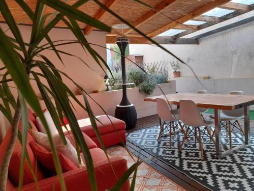 un soggiorno con tavolo, sedie e una pianta in vaso di Girasole Boutique B&B a Riola Sardo