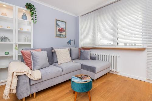 Cozy Pastel Two Bedroom Apartment in Central Gdynia by Noclegi Renters
