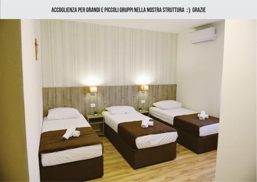 2 Betten in einem Hotelzimmer mit Handtüchern darauf in der Unterkunft Mica Medjugorje in Međugorje