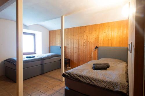 1 dormitorio con 2 camas y ventana en Work & Stay Apartment Goch en Goch