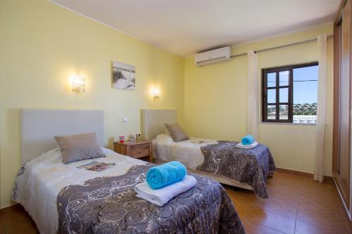 Ένα ή περισσότερα κρεβάτια σε δωμάτιο στο Villa Lurdes by Villa Plus