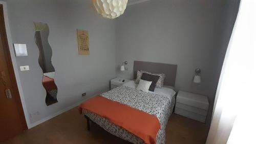 a bedroom with a bed and a painting on the wall at La Maison di Brigitte e Simone in Bentivoglio