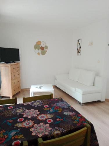 sala de estar con sofá y mesa en Digne vallon des sources, en Digne-les-Bains