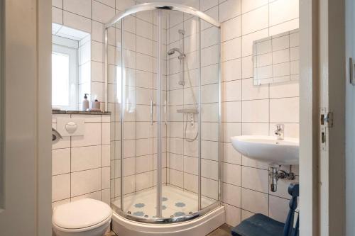 ein Bad mit einer Dusche, einem WC und einem Waschbecken in der Unterkunft Lovely apartment in Voeren in Voeren