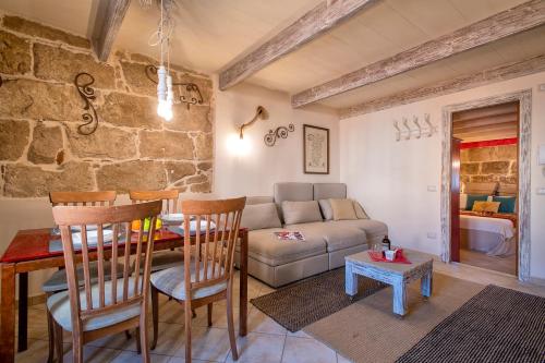 a living room with a couch and a table at La Casa di Zaira in Alghero