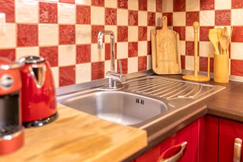 a kitchen counter with a sink in a kitchen at La Casa di Zaira in Alghero
