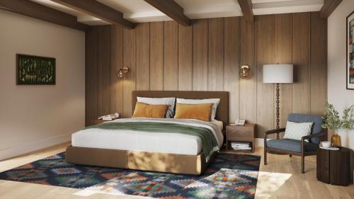1 dormitorio con 1 cama grande y 1 silla en Historic Rocky Waters Inn, A Small Luxury Hotel, en Gatlinburg