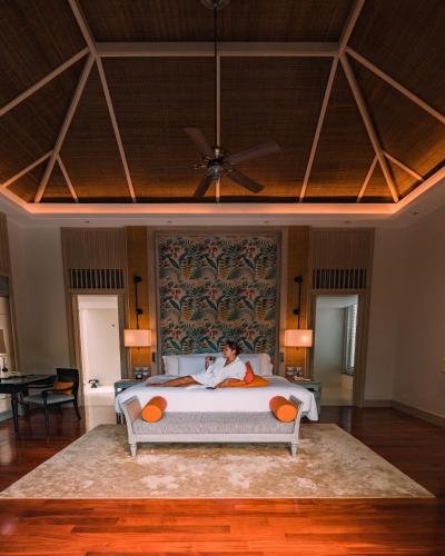 Postel nebo postele na pokoji v ubytování Anantara Mai Khao Phuket Villas