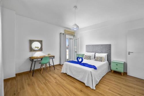 um quarto com uma cama com uma fita azul em Villa Casa Duarte by Villa Plus nos Olhos de Água