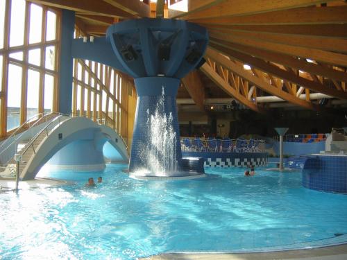 Ferienpark Templin direkt neben der Naturthermeの敷地内または近くにあるプール