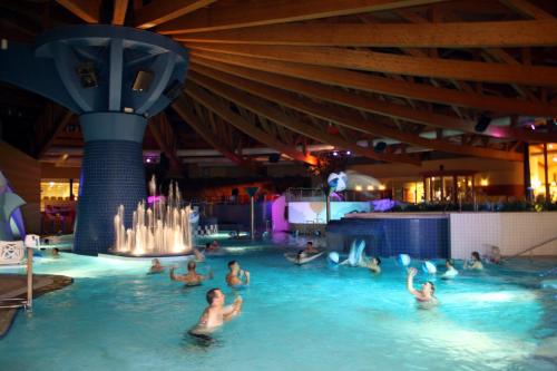 un grupo de personas nadando en una piscina en Ferienpark Templin direkt neben der Naturtherme, en Templin