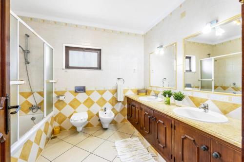 阿爾布費拉的住宿－Villa Casa Beatriz by Villa Plus，浴室配有2个盥洗盆、卫生间和淋浴。