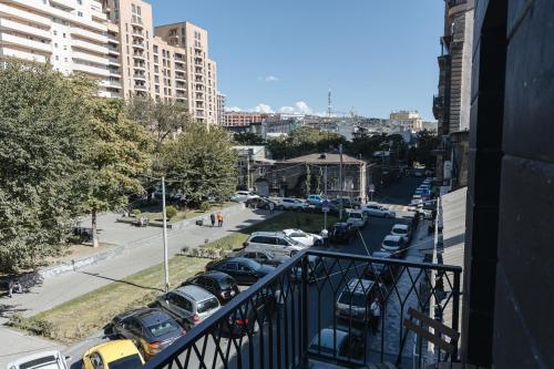 widok na ulicę miejską z zaparkowanymi samochodami w obiekcie Aratta Boutique Hotel w Erywaniu