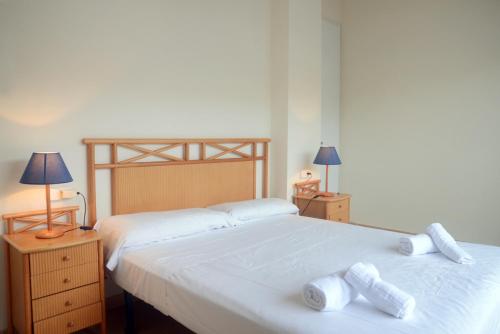 2 camas individuales en un dormitorio con 2 lámparas en Gala 3, en Tamariu