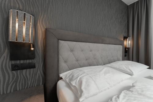 a bedroom with a white bed with a headboard at A Casa Elements in Serfaus