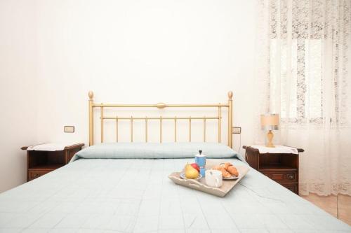 - une chambre avec un lit et un plateau de nourriture dans l'établissement Floriana Apartment, à Desenzano del Garda