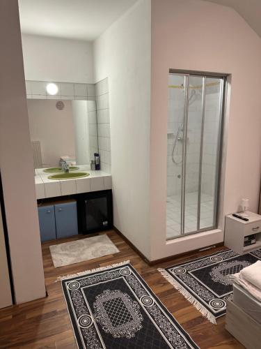 La salle de bains est pourvue d'une douche et d'un lavabo. dans l'établissement Privat zimmer ERONN VEİTSCH, à Veitsch