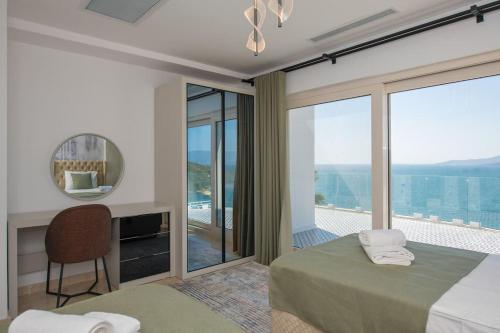 een slaapkamer met een bed en een groot raam bij BEACH FRONT SUPER VİLLA Boss 1 in Bodrum City
