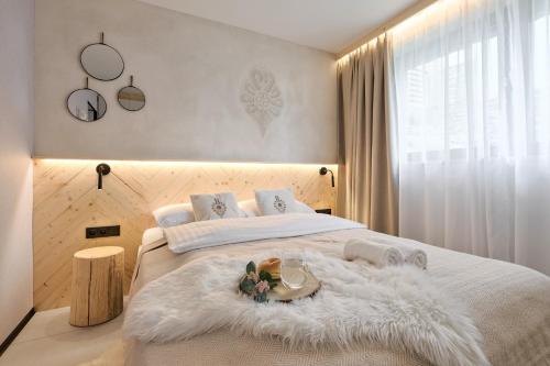 Osada Widokowa Kościelisko في كوشتيليسكا: غرفة نوم بسرير ابيض كبير مع بطانيه بيضاء