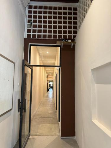a hallway with a hallwayasteryasteryasteryasteryasteryasteryasteryasteryasteryasteryastery at Swing & Pillows @ Muntri in George Town