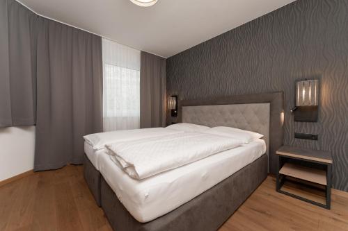 a bedroom with a large bed in a room at A Casa Elements in Serfaus