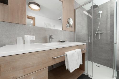 a bathroom with a sink and a shower at A Casa Elements in Serfaus