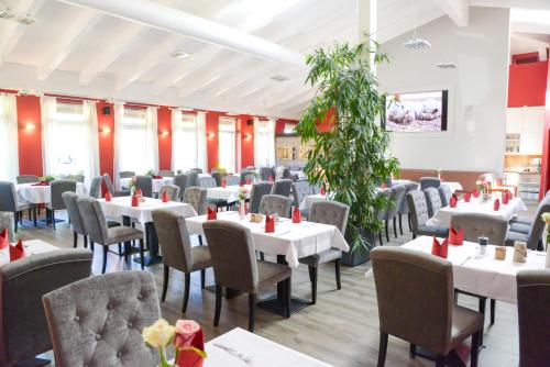Ferienpark Templin direkt neben der Naturthermeにあるレストランまたは飲食店