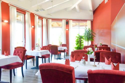Ferienpark Templin direkt neben der Naturthermeにあるレストランまたは飲食店