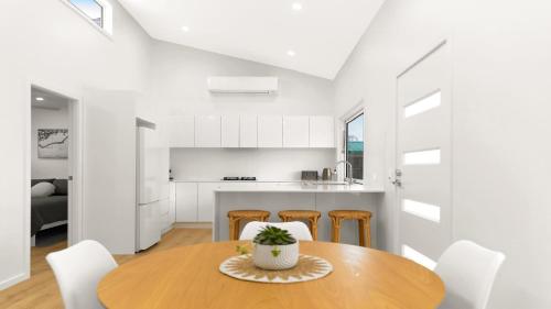Dapur atau dapur kecil di Coastal Vibe Umina Beach