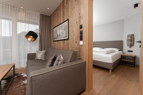 a living room with a couch and a bed at A Casa Elements in Serfaus