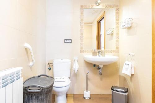 a bathroom with a toilet and a sink at MUNALLA-IDEAL FAMILIAS Y AMIGOS. SENDERISMO. in Aia