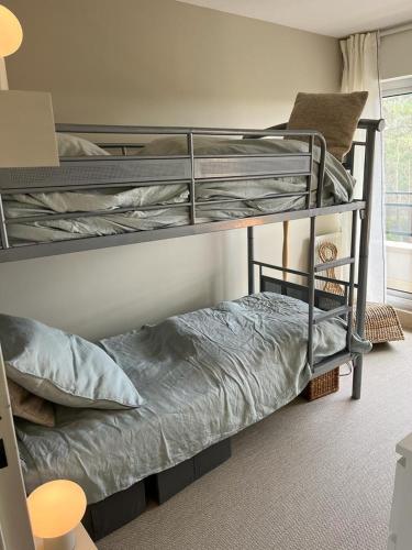 une chambre avec deux lits superposés dans une pièce dans l'établissement Le Refuge Présidentiel : Charme et Commodités, à Le Touquet-Paris-Plage