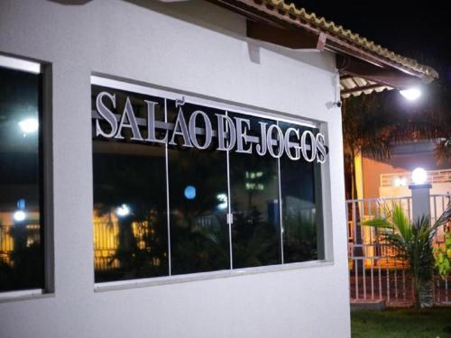 a sign for a restaurant on the side of a building at Lacqua DiRoma III com roupa de cama in Caldas Novas