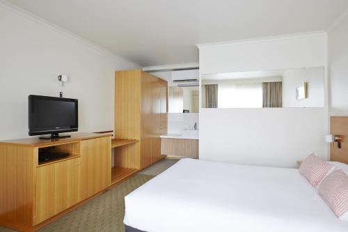TV a/nebo společenská místnost v ubytování Bay Beach Motel
