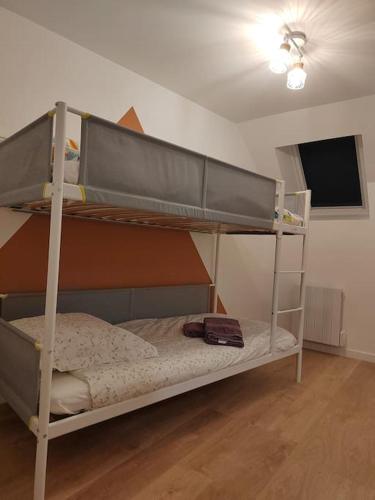 - une chambre avec 2 lits superposés et une télévision à écran plat dans l'établissement Maison au coeur de ville parking, à Paimpol