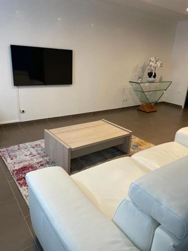 un salon avec un canapé et une table basse dans l'établissement Toscane Disneyland Paris, à Serris