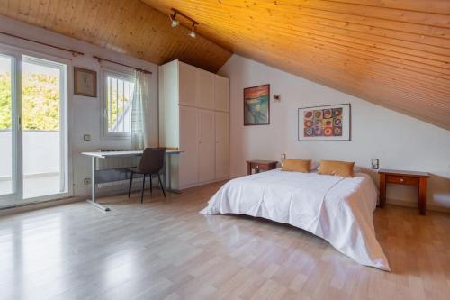 1 dormitorio con cama y escritorio. en Preciosa casa cerca de la playa, en Castelldefels