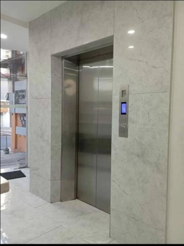een lift in een gebouw met een bord erop bij St. Marvin Studio Makati M505 in Manilla