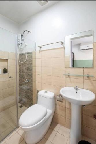 een badkamer met een toilet, een wastafel en een douche bij St. Marvin Studio Makati M505 in Manilla