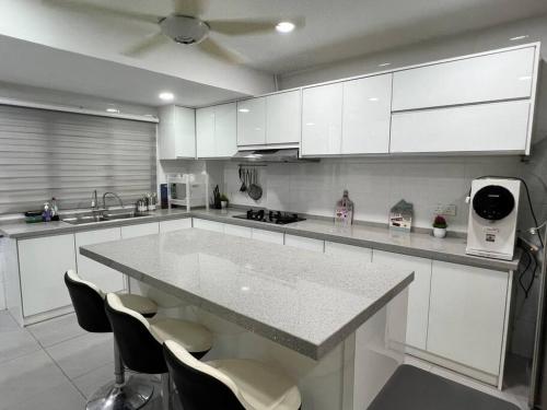 Kuchyň nebo kuchyňský kout v ubytování Serene Landed Endlot House Subang Jaya