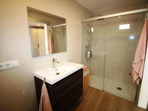 een badkamer met een wastafel en een douche bij Apartamento Llançà, 3 dormitorios, 5 personas - ES-228-68 in Llança