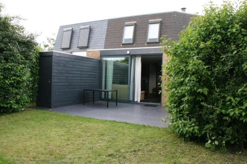 a house with a table in front of it at Zouterik 33* in Nieuwvliet