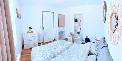 een slaapkamer met een bed en een dressoir bij Le P'tit Cocon in Mâcon