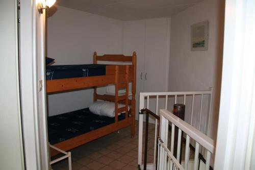 尼維萊特的住宿－Zouterik 33*，一间客房内配有两张双层床的房间