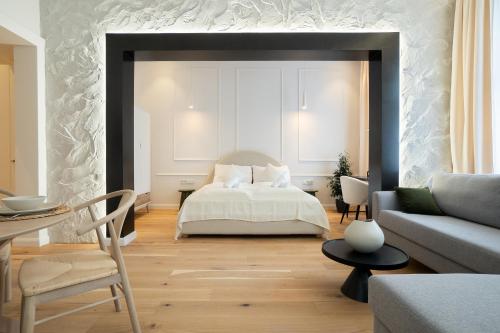 1 dormitorio con cama blanca y sofá en Brand-new 2-room apartment with a king size bed en Viena