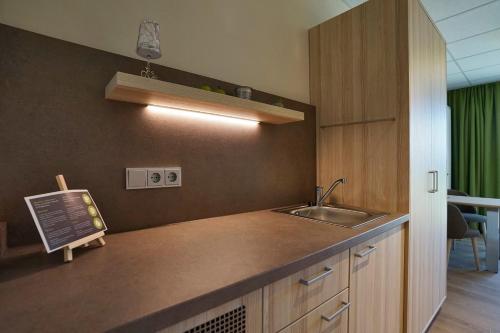 Mainfranken Motel - Anreise rund um die Uhr - Neueröffnung 2023にあるキッチンまたは簡易キッチン