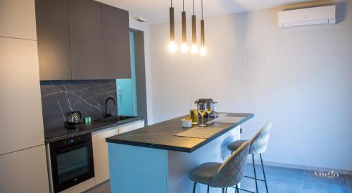Kuchyň nebo kuchyňský kout v ubytování Maxim Apartments